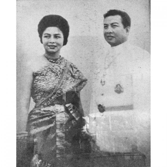 សម្ដេចព្រះនរោត្តម សីហនុ និងអ្នកម្នាង&nbsp;ប៉ូល ម៉ូនិក អ៊ីហ្ស៊ី (Paul Monique Izzi )&nbsp;